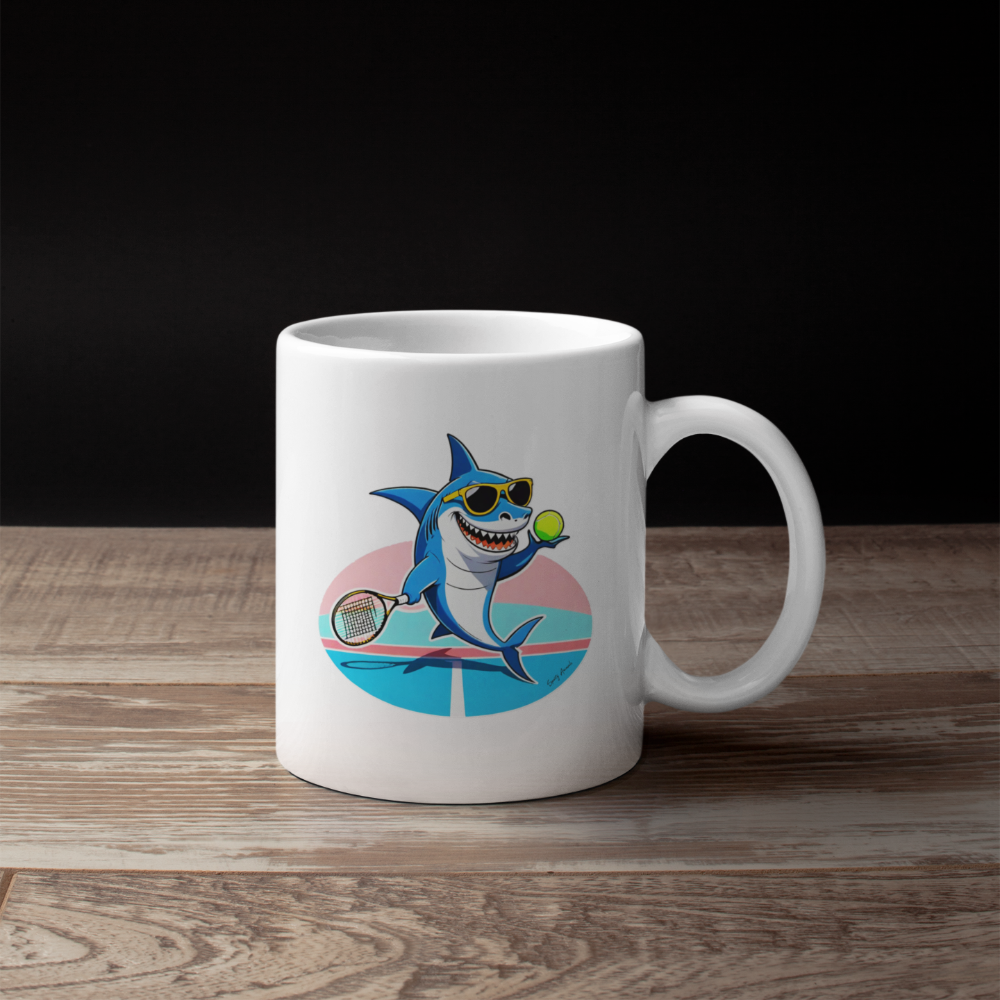 Eine Kaffeetasse mit einem lustigen Hai im Comic-Stil, der Tennis spielt, steht auf einem Holztisch