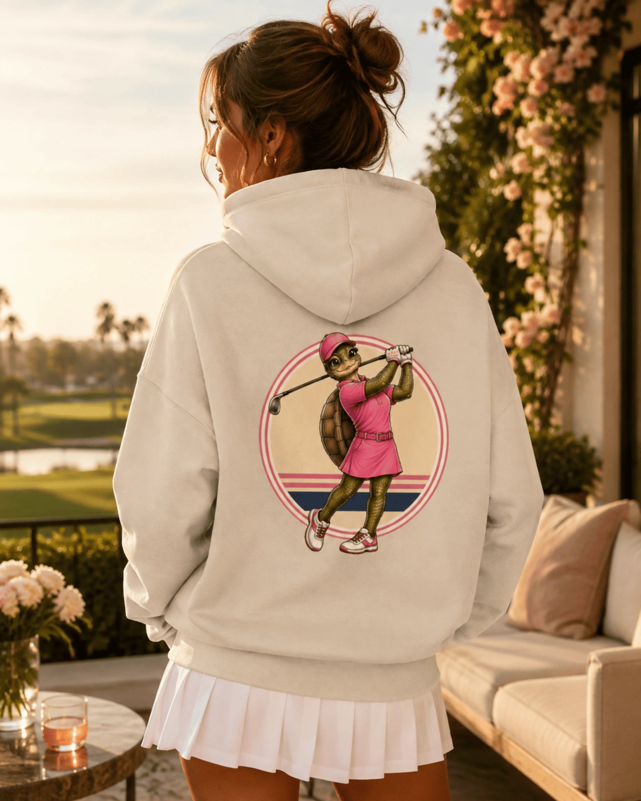 Damen Bio-Hoodie mit humorvollem Motiv einer Schildkröte beim Golf