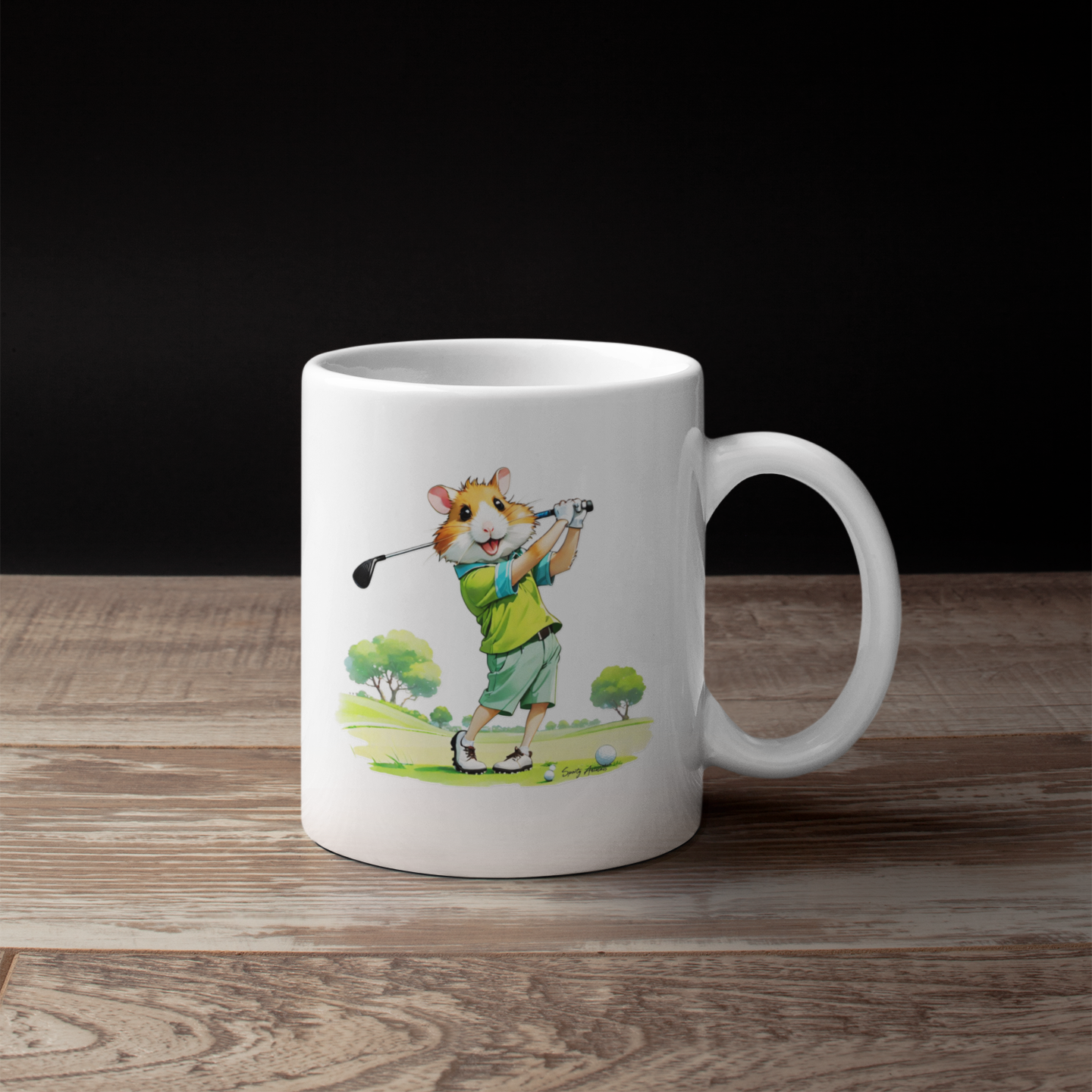 Eine Kaffeetasse mit einem Hamster im Comic-Stil, der Golf spielt, steht auf einem Holztisch