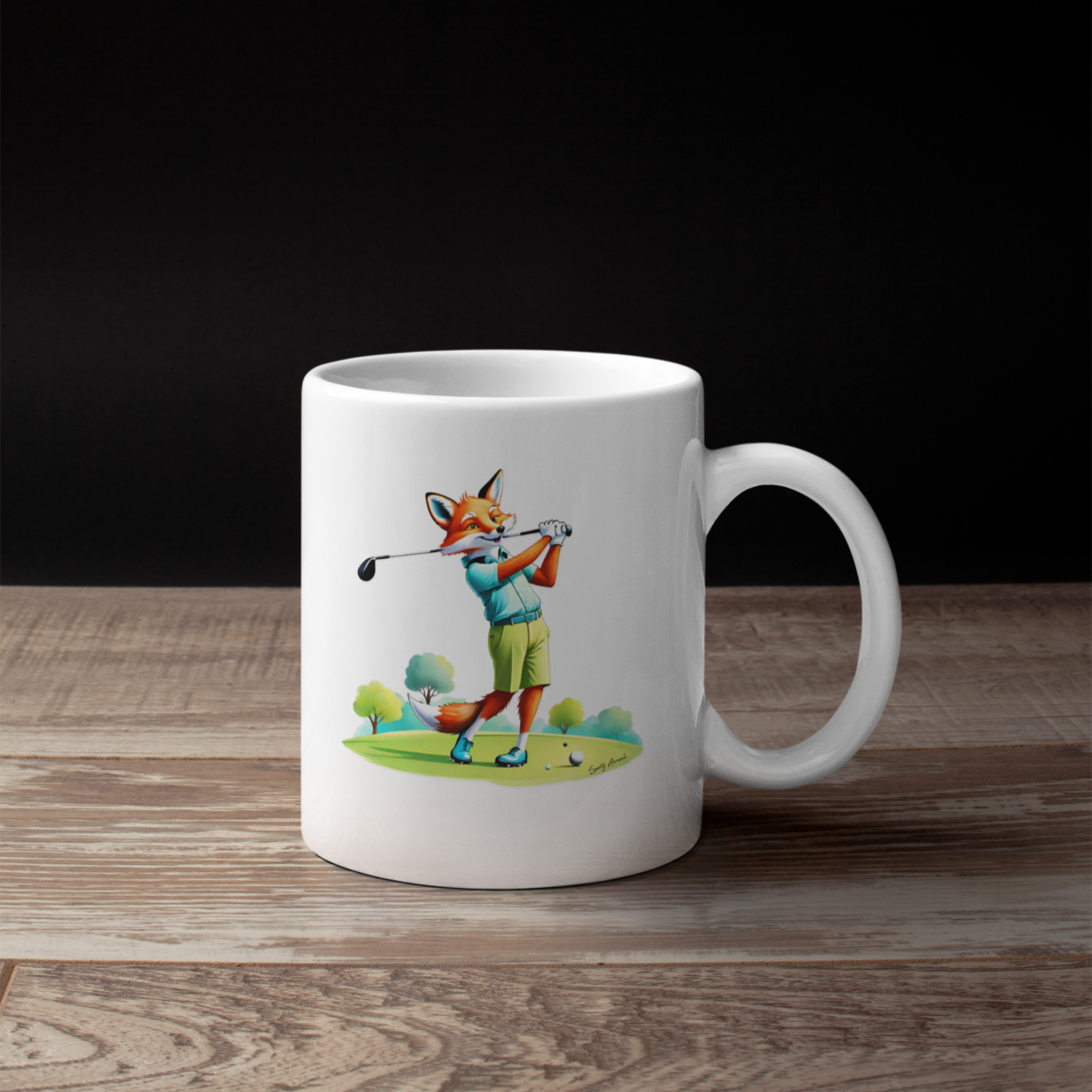 Eine Kaffeetasse mit einem Fuchs im Comic-Stil, der Golf spielt, steht auf einem Holztisch