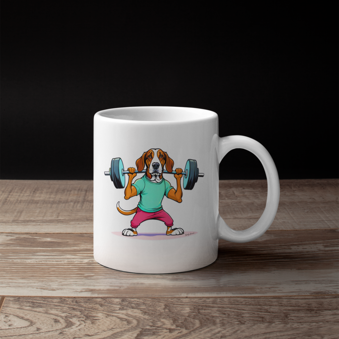 Eine Kaffeetasse mit einem lustigen Hund im Comic-Stil, der Fitness macht, steht auf einem Holztisch