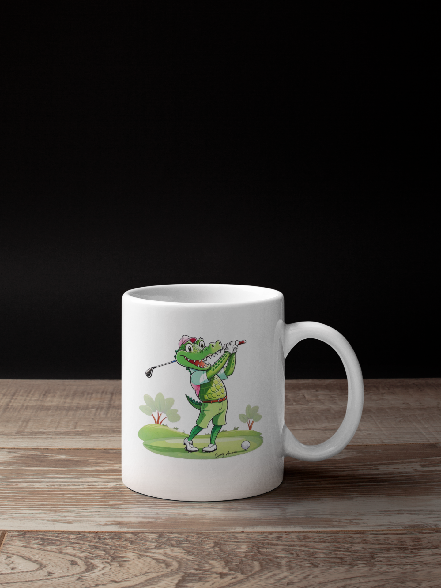 Eine Kaffeetasse mit einem Krokodil im Comic-Stil, das Golf spielt, steht auf einem Holztisch