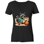 Ein schwarzes Damen-T-Shirt mit V-Ausschnitt, auf dem ein Waschbär im Comic-Stil mit einem Bowlingball in der Hand zu sehen ist.