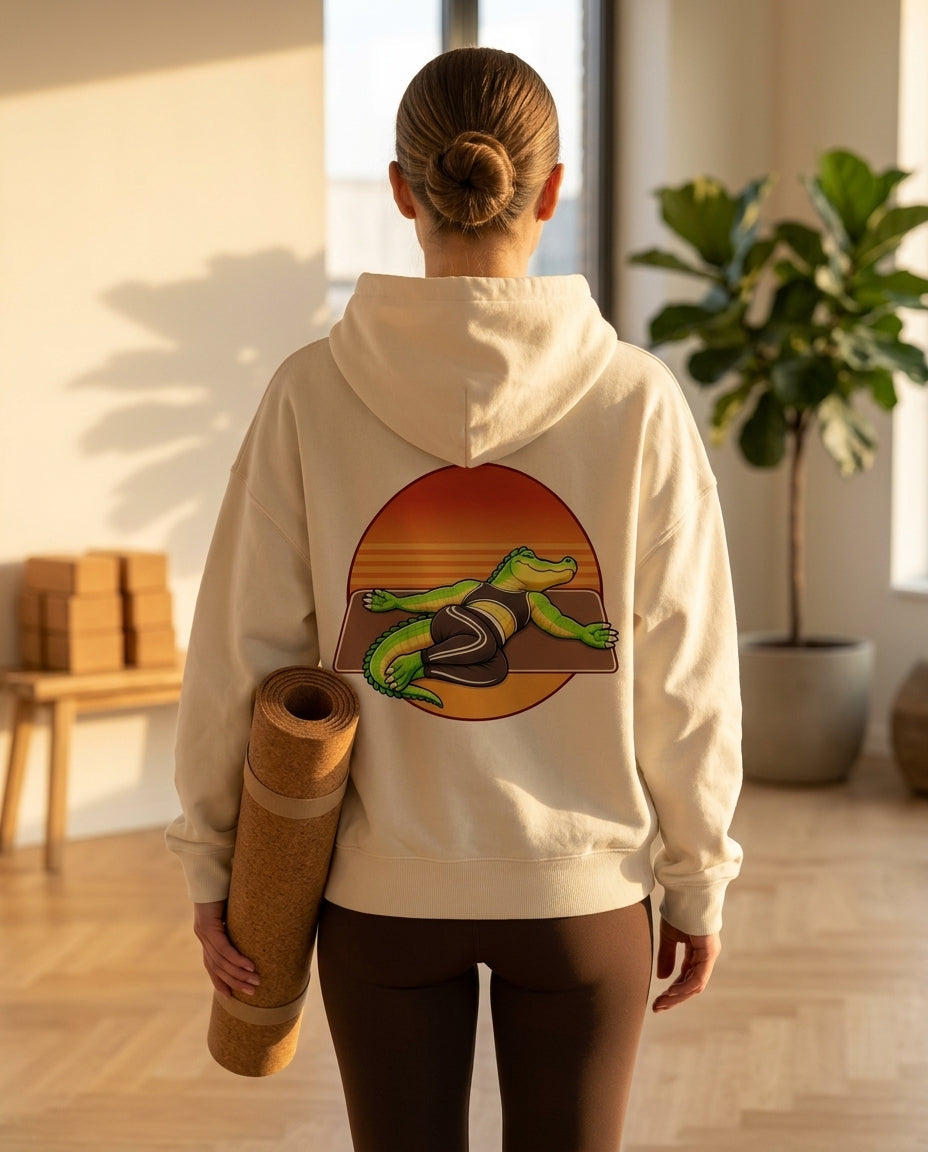 Damen-Bio-Hoodie Yoga Crocodile in Off White – Frau von hinten mit Yogamatte und Krokodil-Rückenmotiv